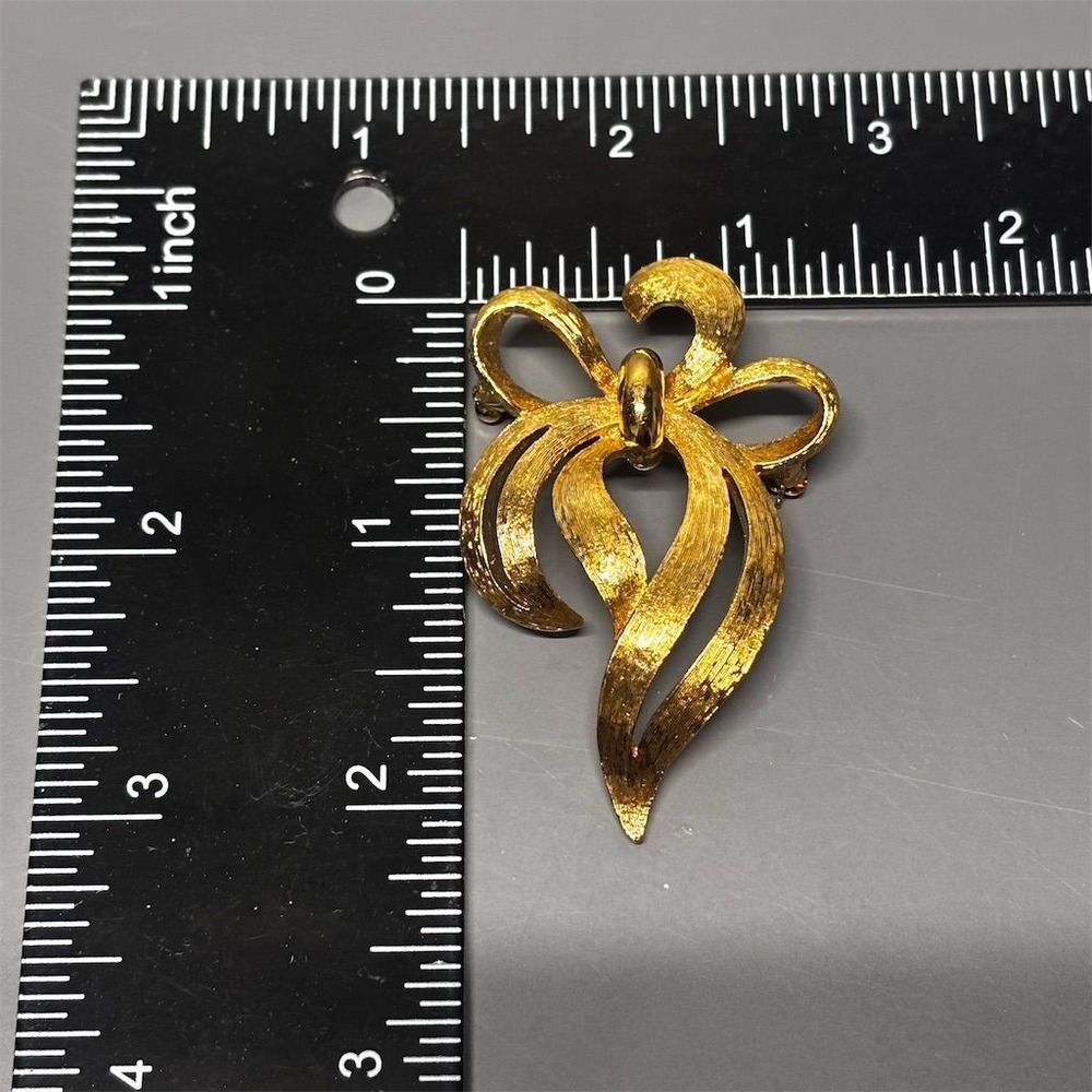 Monet Brooch Gold‎ Tone Ribbon Bow Textured Signed Vintage Elegant Costume - Picture 8 of 9